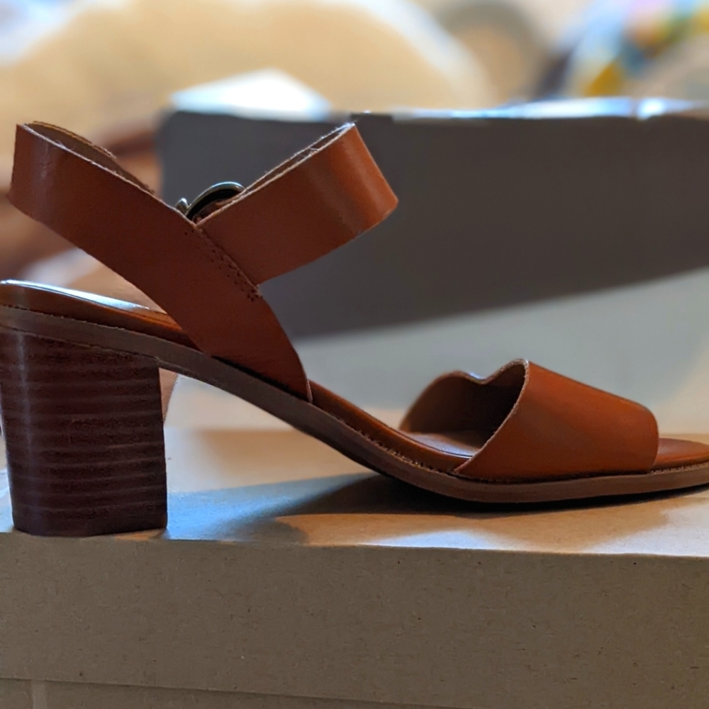 NIB  Franco Sarto Leather open toe sandals. 7.5
